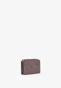 Borsa a tracolla viola in suede con texture liscia, forma rettangolare, accessori dorati e chiusura con zip. Design compatto con due scomparti.