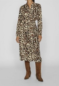 Vestido de estampado de leopardo con cuello de solapa, mangas largas y cintura ajustada con un lazo. Tejido suave en tonos de color beige, marr�ón y negro.