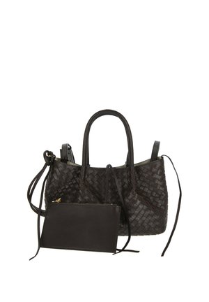 Czarna pleciona skórzana torebka z dwoma uchwytami i dopasowaną odpinaną saszetką na zamek, na białym tle.