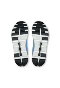Soli di scarpe sportive blu con gomma nera testurizzata per la presa, intersuola bianca con un motivo a griglia e dettagli di ventilazione lungo il lato.