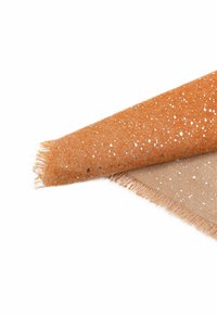 Due rotoli di stoffa; uno arancione con macchie bianche e argento, l'altro beige con macchie simili. Entrambi hanno bordi sfilacciati.