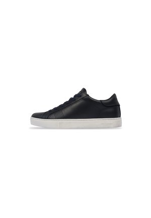 Sneaker nera in pelle con lacci blu navy, suola in gomma bianca, dettagli di cucitura laterale e punta arrotondata. Tessuto liscio, design minimalista.