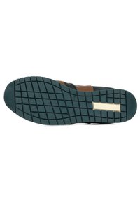 Suela de zapato con una superficie de goma texturizada de color verde oscuro, que presenta un patrón de cuadrícula y un acento rectangular de color claro en contraste.