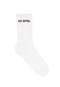 Hvide bomuldsstrømper med ribbet tekstur, der har teksten "OH APRIL" i burgunderrød på siden. Standard crew længde.