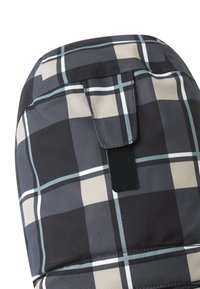 Sorte og gråternet vanter med en blød tekstur, en velcro-lap og lyseblå accenter i mønsteret.