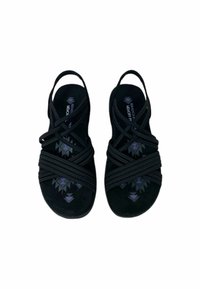 Sandali neri con cinturini elastici incrociati, soletta in schiuma a memoria e motivi geometrici viola sulla pianta. Design con suola piatta.