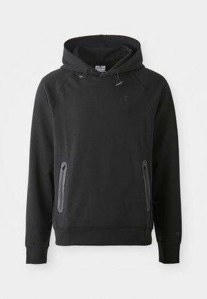 Schwarzer Kapuzenpullover mit einer Kängurutasche, aus einem weichen Material gefertigt. Verfügt über einen Kordelzug und ein Logo auf der Brust. Lange Ärmel mit Bündchen.