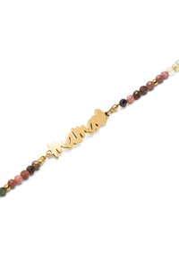 Pulsera en tono dorado que presenta la palabra "mama" con cuentas redondas y facetadas de colores variados en tonos rosa, marrón y blanco.