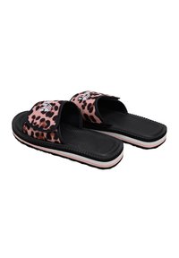 Czarno-różowe klapki w panterkę z teksturowaną podeszwą, miękkim materiałem górnym oraz pojedynczym regulowanym paskiem na stopie.
