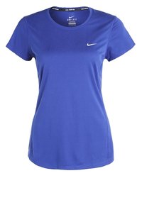 Modré tričko Dri-FIT s krátkými rukávy, kulatým výstřihem a malým bílým logem na hrudi. Hladká textura, atletický střih.