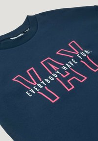 Felpa blu navy con lettere rosa in evidenza che formano la parola "YAY" e la scritta bianca "EVERYBODY HAVE FUN!" sul davanti. Tessuto morbido, scollatura a coste.