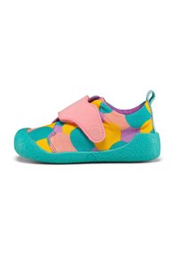 Zapato infantil colorido con parte superior sintética que presenta grandes patrones circulares en rosa, amarillo y azul verdoso. Cierre de velcro y suela texturizada.