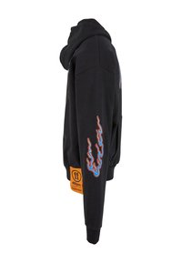Sudadera negra con cordón y diseños en llamas en azul y rojo en las mangas. Presenta una etiqueta naranja en el dobladillo.