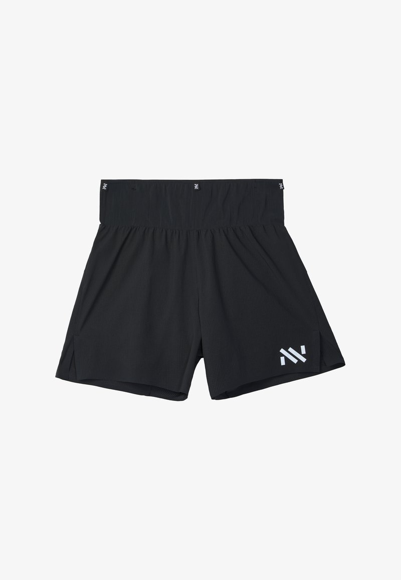 Schwarze Sportshorts mit einem breiten Bund, kleinen Seitenschlitzen und einem weißen Logo am unteren rechten Bein.