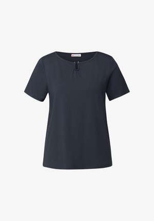 Camiseta de manga corta de color azul marino con un escote redondo y un detalle de ojal central, confeccionada en una tela suave y lisa.