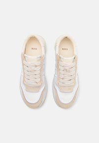Sneaker bianchi, in suede beige e mesh. Punta rotonda, lacci piatti e logo impresso sulla soletta. Texture morbida, design low-top e suola imbottita.