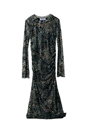 Vestido de manga larga en suave tela de terciopelo, con estampado de leopardo en tonos de gris y negro, con detalle fruncido en el costado.