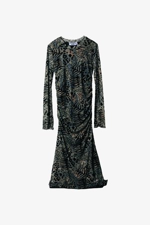 Vestido de mangas longas em tecido suave e aveludado, com estampa de leopardos em tons de cinza e preto, apresentando detalhe franzido na lateral.