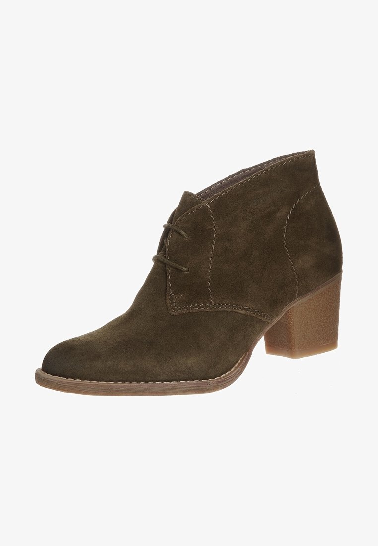 Bottine en suède olive avec un bout effilé, un détail de lacets et un talon empilé. Dispose d'un intérieur texturé et rembourré.