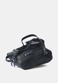 Borsa a spalla in pelle nera con spallacci regolabili, scomparti con cerniera e una finitura texture. Presenta dettagli con cerniere blu.