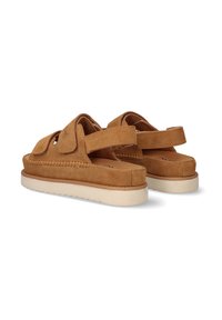 Sandalias de ante marrón con acabado texturizado, diseño abierto y correas de velcro. Suela gruesa y ligera con detalle de costura a lo largo del borde.