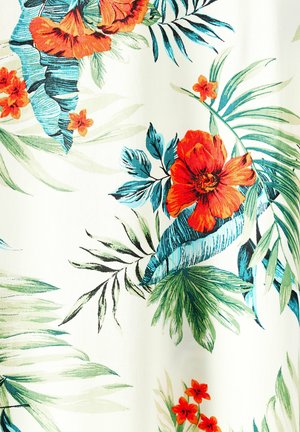 Blomstret tekstil med store røde hibiscusblomster og små orange blomster på en cremefarvet baggrund, med grønne tropiske blade og blå accenter.