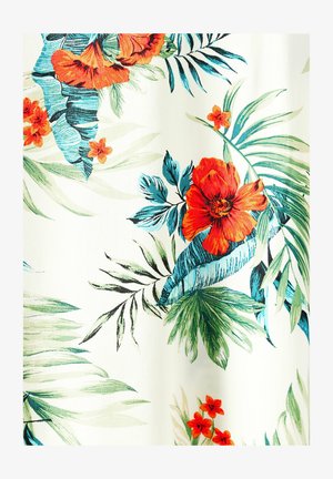 Blomstret tekstil med store røde hibiscusblomster og små orange blomster på en cremefarvet baggrund, med grønne tropiske blade og blå accenter.