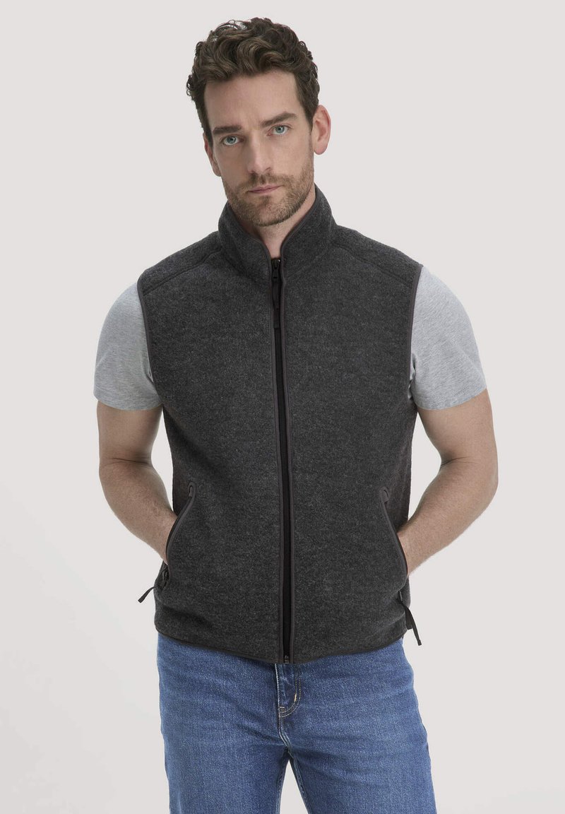 Graue Fleece-Weste mit Stehkragen, durchgehendem Reißverschluss und seitlichen Taschen. Getragen über einem hellgrauen Shirt, vor einem schlichten Hintergrund.