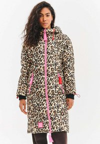 Pufová bunda s leopardím potiskem, odnímatelnou kapucí, růžovým zipem a akcenty, černými manžetami a bočními kapsami. Texturovaná tkanina s lesklým povrchem.