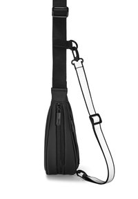 Čierna crossbody taška so zipsom na boku a nastaviteľným čiernym popruhom pripojeným k odnímateľnému bielym popruhu.