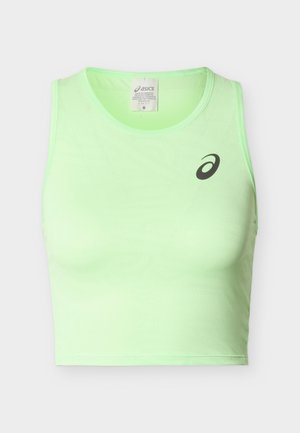 Αθλητικό crop top σε ανοιχτό πράσινο χρώμα, χωρίς μανίκια, με στρογγυλή λαιμόκοψη και μαύρο λογότυπο Asics στο αριστερό στήθος.