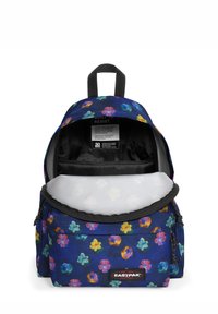 Zaino con motivo floreale su sfondo blu navy, realizzato in tessuto resistente, dotato di un ampio scompartimento principale e tasca frontale con zip.