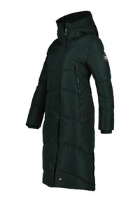 Cappotto imbottito lungo di colore verde scuro con cappuccio, tasche con zip e polsini a coste. Presenta una texture trapuntata e una patch con logo sulla manica.