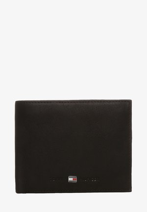 Sort læderpung med en glat tekstur, der har et lille metallisk logoaccent og præget brandnavn. Firkantet form.