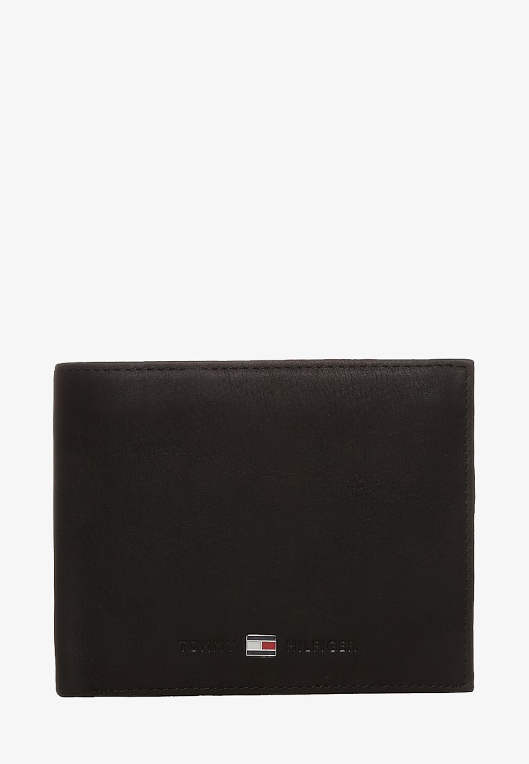 Crna kožna novčanica s glatkom teksturom, s malim metalnim logotipom i urezanim imenom marke. Pravokutnog je oblika.