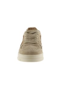 Sneaker in suede beige con punta rotonda, tomaia perforata, dettagli laterali testurizzati e lacci piatti. Presenta una spessa suola in gomma bianca.