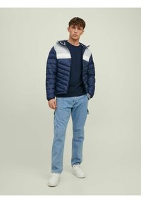 Jack & Jones JJEHERO PUFFER HOOD - Zimní bunda - navy blazer