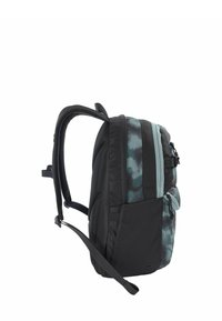 Sac à dos à motifs noirs et bleu sarcelle avec bretelles rembourrées, compartiments zippés et détails en mesh. Comprend une poche latérale pour l'organisation.