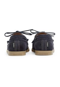 Marineblaue Wildlederschuhe mit niedrigem Profil, Schnürdesign und braunen Gummisohlen. Verfügt über gestickte Akzente und Branding an der Ferse.