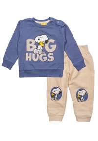 Felpa blu con testo "BIG HUGS" e grafica di Snoopy; pantaloni beige con design coordinato di Snoopy, entrambi in tessuto morbido.