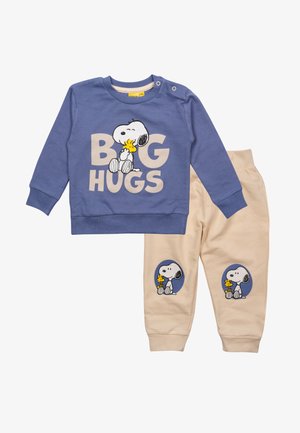 Felpa blu con testo "BIG HUGS" e grafica di Snoopy; pantaloni beige con design coordinato di Snoopy, entrambi in tessuto morbido.