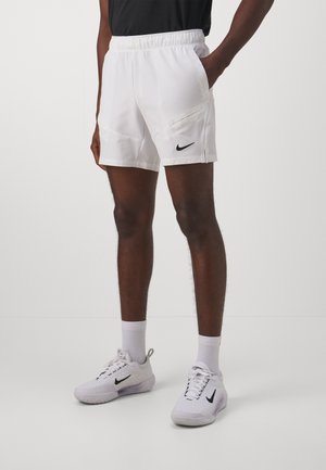 Witte sport shorts met een elastische tailleband, zijzakken en een zwart Nike-logo op het linkerpant, gemaakt van lichtgewicht stof.