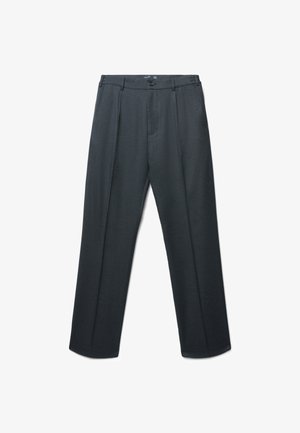 Pantaloni grigi scuri, su misura, con vita pieghettata, gambe dritte e chiusura con bottone in vita. Realizzati in un tessuto morbido.
