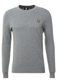 Maglione grigio lavorato a maglia con scollo rotondo, maniche lunghe, polsini e orlo a costine, caratterizzato da un piccolo logo giallo sul petto.