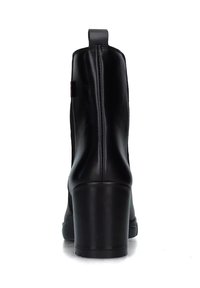 Stivali alla caviglia in pelle nera con tacco robusto, dotati di una linguetta sul retro e una texture liscia, con cuciture visibili lungo i lati.