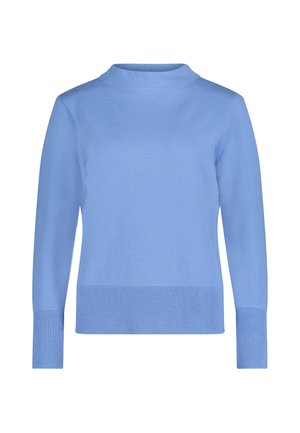 Hellblauer langärmliger Strickpullover mit gerippten Bündchen, Saum und Stehkragen, auf weißem Hintergrund präsentiert.
