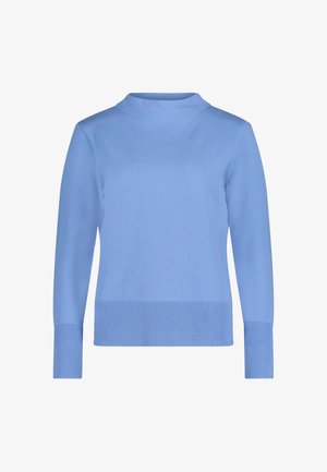 Hellblauer langärmliger Strickpullover mit gerippten Bündchen, Saum und Stehkragen, auf weißem Hintergrund präsentiert.