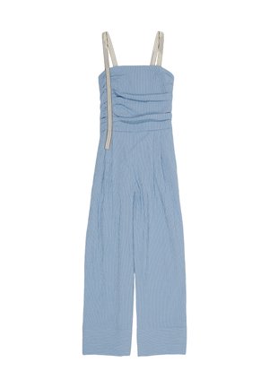 Combinaison sans manches bleu clair à fines rayures, jambes larges et fines bretelles blanches, avec un buste froncé.