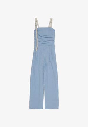 Combinaison sans manches bleu clair à fines rayures, jambes larges et fines bretelles blanches, avec un buste froncé.