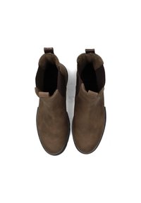 Bruine leren enkelboots met elastische zijkanten en ronde neuzen, gezien vanaf boven tegen een witte achtergrond.